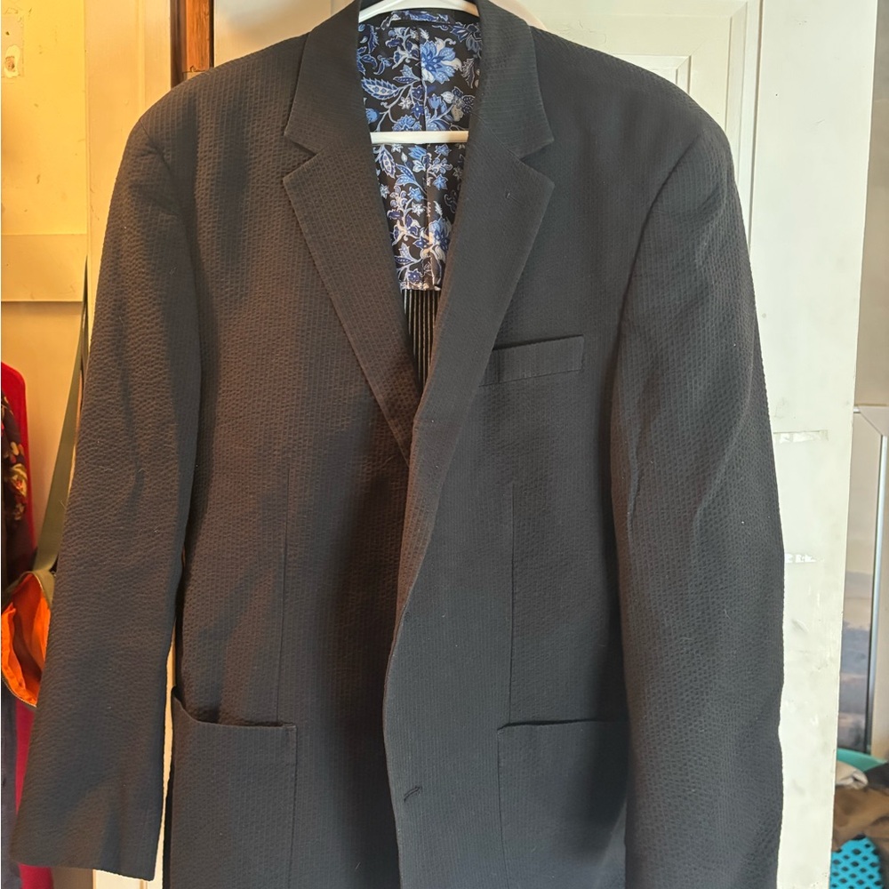 Black Sport Coat with Notched Lapel and Tailored Silhouette